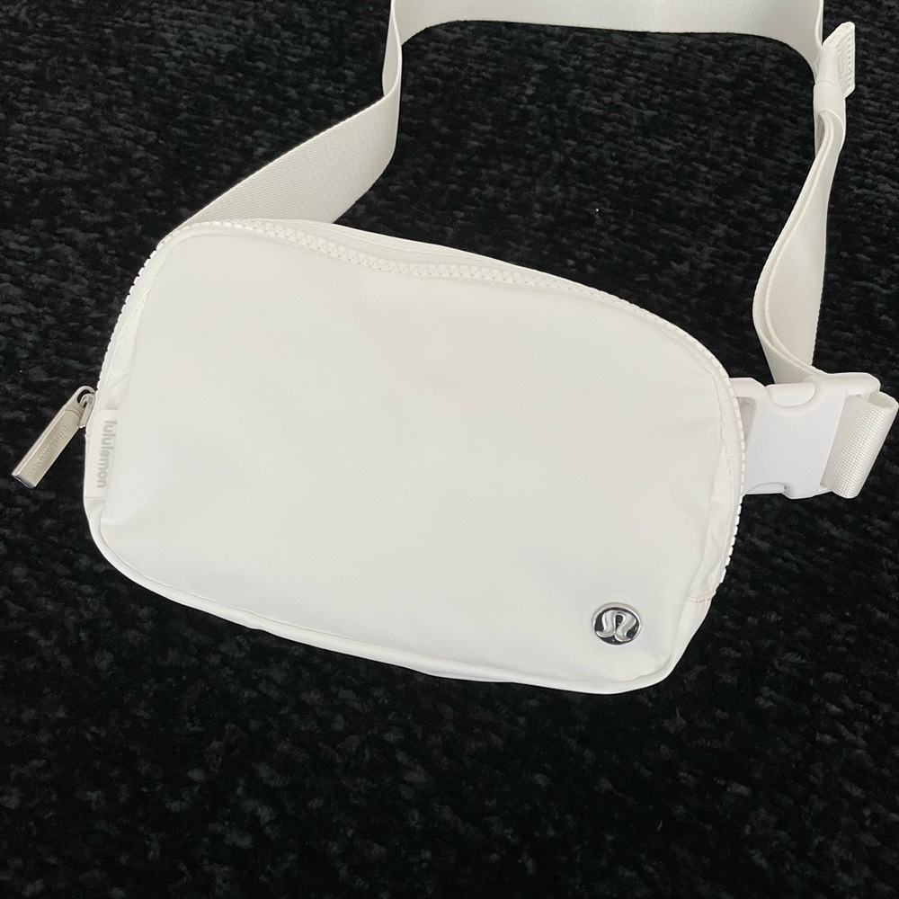 Lululemon Ererywhere Belt Bag 1 L White Crossbody Bag
